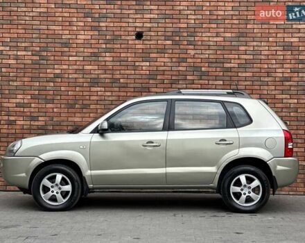 Серый Хендай Туксон, объемом двигателя 2 л и пробегом 271 тыс. км за 7400 $, фото 2 на Automoto.ua