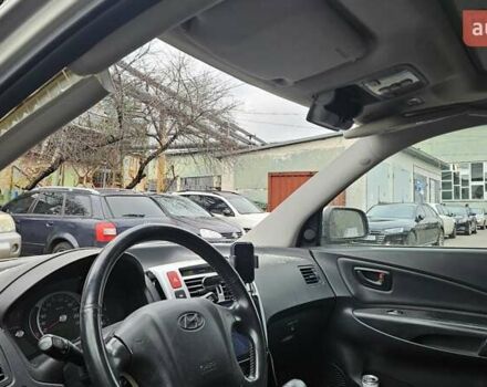 Серый Хендай Туксон, объемом двигателя 2 л и пробегом 330 тыс. км за 4000 $, фото 19 на Automoto.ua