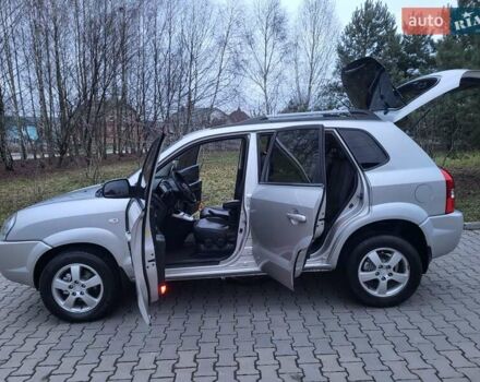 Серый Хендай Туксон, объемом двигателя 2 л и пробегом 240 тыс. км за 8300 $, фото 86 на Automoto.ua