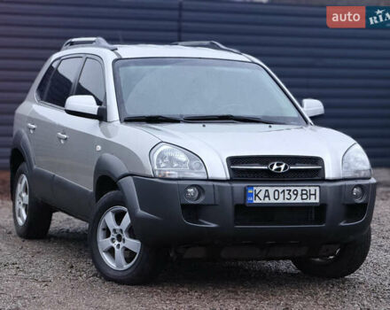 Сірий Хендай Туксон, об'ємом двигуна 2 л та пробігом 305 тис. км за 7350 $, фото 4 на Automoto.ua