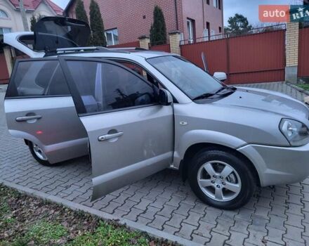 Серый Хендай Туксон, объемом двигателя 2 л и пробегом 240 тыс. км за 8300 $, фото 69 на Automoto.ua