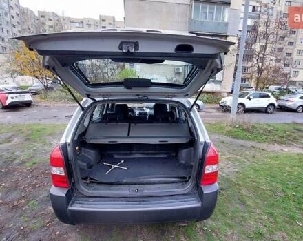 Серый Хендай Туксон, объемом двигателя 1.9 л и пробегом 135 тыс. км за 7800 $, фото 6 на Automoto.ua