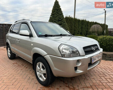Серый Хендай Туксон, объемом двигателя 1.98 л и пробегом 217 тыс. км за 8500 $, фото 4 на Automoto.ua