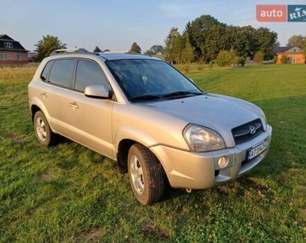 Серый Хендай Туксон, объемом двигателя 1.99 л и пробегом 239 тыс. км за 7800 $, фото 1 на Automoto.ua