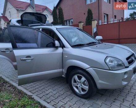 Серый Хендай Туксон, объемом двигателя 2 л и пробегом 240 тыс. км за 8300 $, фото 68 на Automoto.ua