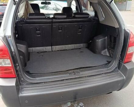 Сірий Хендай Туксон, об'ємом двигуна 2 л та пробігом 335 тис. км за 7200 $, фото 7 на Automoto.ua