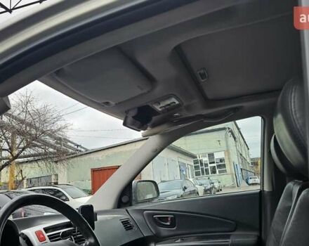 Серый Хендай Туксон, объемом двигателя 2 л и пробегом 330 тыс. км за 4000 $, фото 24 на Automoto.ua