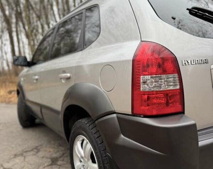 Серый Хендай Туксон, объемом двигателя 1.98 л и пробегом 269 тыс. км за 7100 $, фото 12 на Automoto.ua