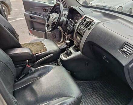 Сірий Хендай Туксон, об'ємом двигуна 2 л та пробігом 335 тис. км за 7200 $, фото 11 на Automoto.ua