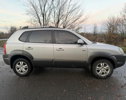 Хендай Туксон 2007 у Ахтырке на Automoto.ua Сірий Хендай Туксон, об'ємом двигуна 2 л та пробігом 192 тис. км за 6950 $, фото 5 на Automoto.ua