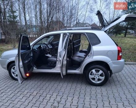 Серый Хендай Туксон, объемом двигателя 2 л и пробегом 240 тыс. км за 8300 $, фото 85 на Automoto.ua