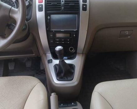 Серый Хендай Туксон, объемом двигателя 1.98 л и пробегом 250 тыс. км за 7300 $, фото 12 на Automoto.ua