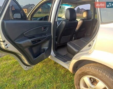 Серый Хендай Туксон, объемом двигателя 1.99 л и пробегом 239 тыс. км за 7800 $, фото 26 на Automoto.ua