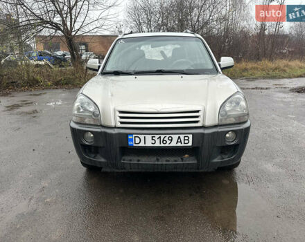 Серый Хендай Туксон, объемом двигателя 1.98 л и пробегом 340 тыс. км за 3999 $, фото 1 на Automoto.ua