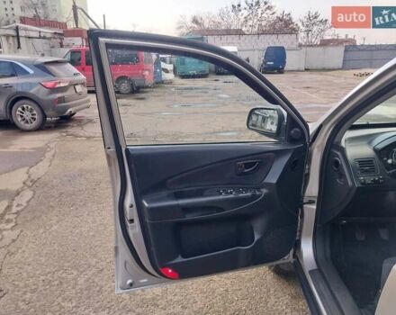 Серый Хендай Туксон, объемом двигателя 2 л и пробегом 168 тыс. км за 7000 $, фото 13 на Automoto.ua