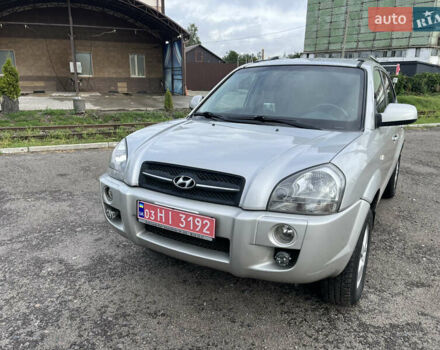 Серый Хендай Туксон, объемом двигателя 1.98 л и пробегом 193 тыс. км за 8400 $, фото 1 на Automoto.ua