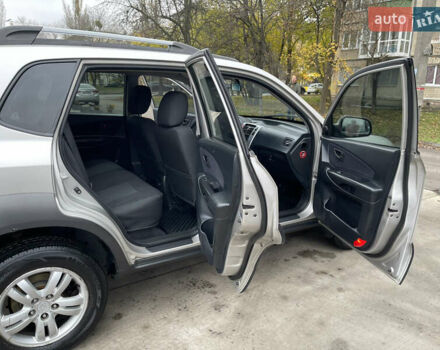 Серый Хендай Туксон, объемом двигателя 2 л и пробегом 290 тыс. км за 6500 $, фото 10 на Automoto.ua