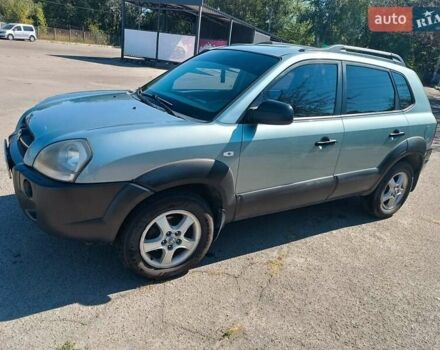 Серый Хендай Туксон, объемом двигателя 1.98 л и пробегом 235 тыс. км за 7500 $, фото 1 на Automoto.ua