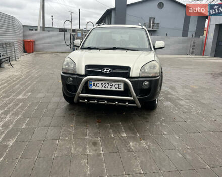 Серый Хендай Туксон, объемом двигателя 1.98 л и пробегом 194 тыс. км за 5500 $, фото 1 на Automoto.ua