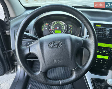 Серый Хендай Туксон, объемом двигателя 1.99 л и пробегом 315 тыс. км за 7300 $, фото 17 на Automoto.ua
