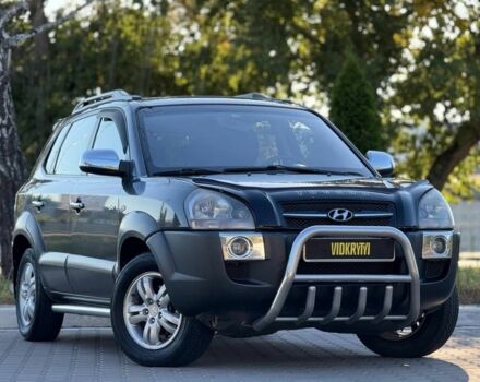 Серый Хендай Туксон, объемом двигателя 2 л и пробегом 282 тыс. км за 7950 $, фото 2 на Automoto.ua