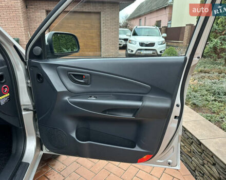 Серый Хендай Туксон, объемом двигателя 1.98 л и пробегом 217 тыс. км за 8500 $, фото 45 на Automoto.ua