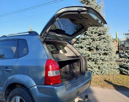 Сірий Хендай Туксон, об'ємом двигуна 2 л та пробігом 225 тис. км за 7800 $, фото 3 на Automoto.ua