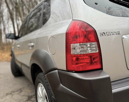 Серый Хендай Туксон, объемом двигателя 1.98 л и пробегом 269 тыс. км за 7100 $, фото 11 на Automoto.ua