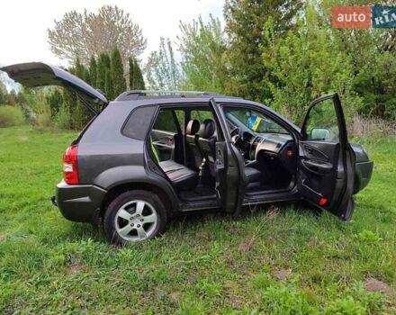 Серый Хендай Туксон, объемом двигателя 1.99 л и пробегом 184 тыс. км за 8300 $, фото 3 на Automoto.ua