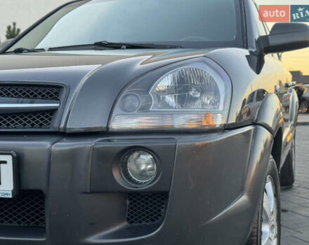 Серый Хендай Туксон, объемом двигателя 1.99 л и пробегом 315 тыс. км за 7300 $, фото 4 на Automoto.ua