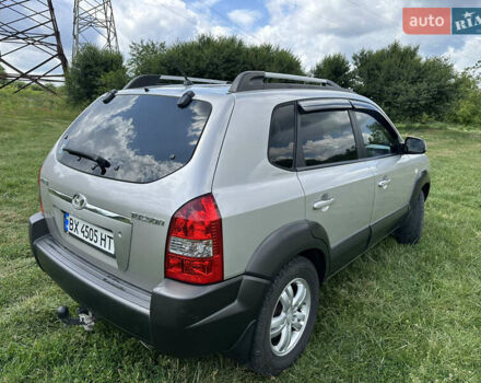 Сірий Хендай Туксон, об'ємом двигуна 1.98 л та пробігом 277 тис. км за 7650 $, фото 4 на Automoto.ua