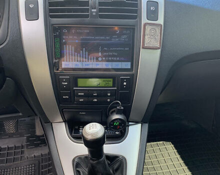 Сірий Хендай Туксон, об'ємом двигуна 1.98 л та пробігом 227 тис. км за 7500 $, фото 11 на Automoto.ua