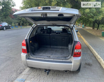 Серый Хендай Туксон, объемом двигателя 2 л и пробегом 218 тыс. км за 7500 $, фото 6 на Automoto.ua