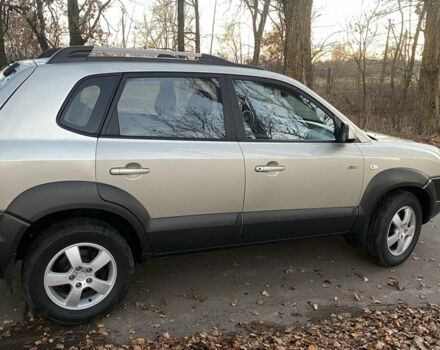 Серый Хендай Туксон, объемом двигателя 2 л и пробегом 345 тыс. км за 6700 $, фото 7 на Automoto.ua