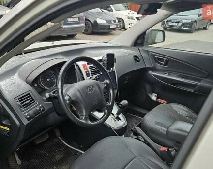 Серый Хендай Туксон, объемом двигателя 2 л и пробегом 330 тыс. км за 4000 $, фото 21 на Automoto.ua