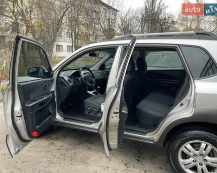 Серый Хендай Туксон, объемом двигателя 2 л и пробегом 290 тыс. км за 6500 $, фото 9 на Automoto.ua