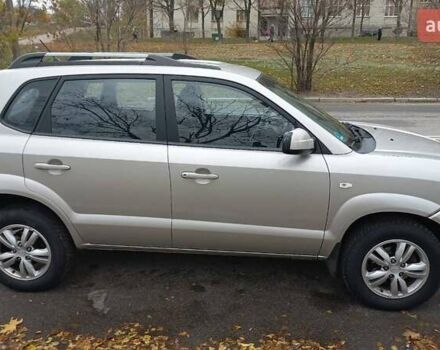 Сірий Хендай Туксон, об'ємом двигуна 2 л та пробігом 203 тис. км за 7700 $, фото 4 на Automoto.ua
