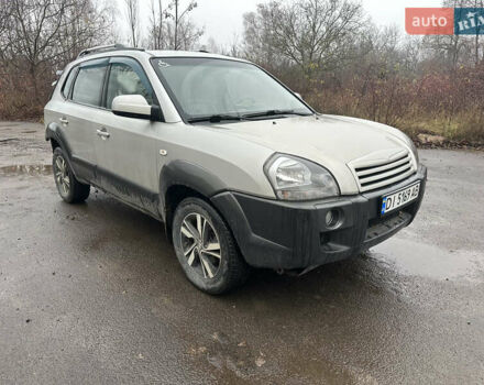 Серый Хендай Туксон, объемом двигателя 1.98 л и пробегом 340 тыс. км за 3999 $, фото 2 на Automoto.ua