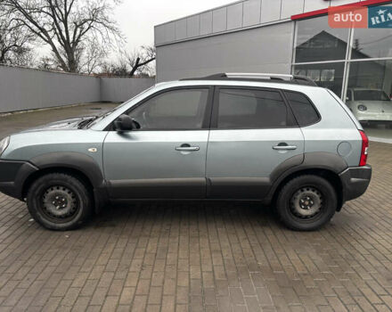 Сірий Хендай Туксон, об'ємом двигуна 2 л та пробігом 255 тис. км за 7600 $, фото 5 на Automoto.ua
