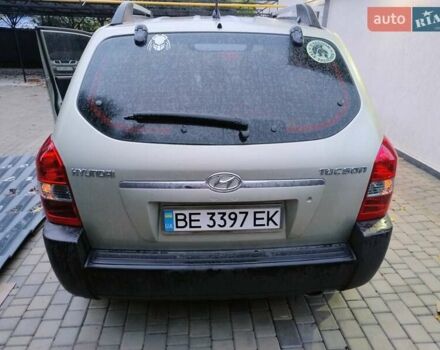 Серый Хендай Туксон, объемом двигателя 2 л и пробегом 198 тыс. км за 7000 $, фото 3 на Automoto.ua