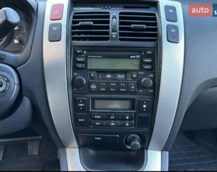 Серый Хендай Туксон, объемом двигателя 2 л и пробегом 110 тыс. км за 10200 $, фото 13 на Automoto.ua