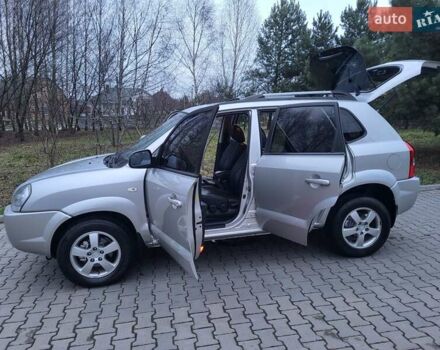 Серый Хендай Туксон, объемом двигателя 2 л и пробегом 240 тыс. км за 8300 $, фото 87 на Automoto.ua