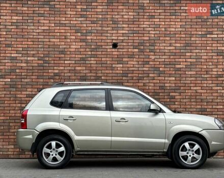 Серый Хендай Туксон, объемом двигателя 2 л и пробегом 271 тыс. км за 7400 $, фото 10 на Automoto.ua