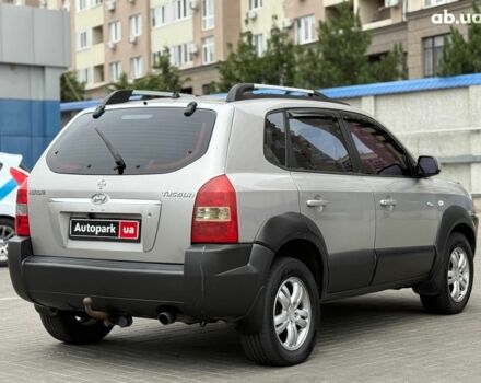 Серый Хендай Туксон, объемом двигателя 2 л и пробегом 214 тыс. км за 7990 $, фото 4 на Automoto.ua