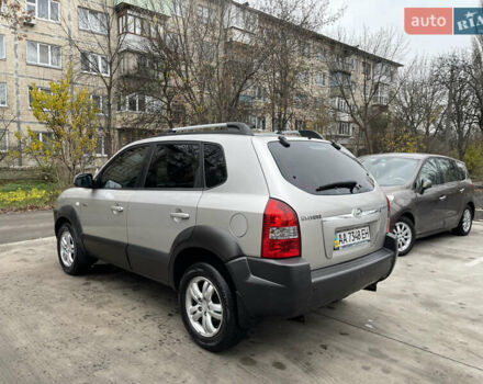 Серый Хендай Туксон, объемом двигателя 2 л и пробегом 290 тыс. км за 6500 $, фото 1 на Automoto.ua