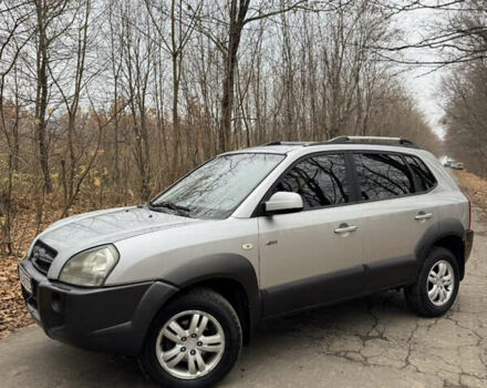 Серый Хендай Туксон, объемом двигателя 1.98 л и пробегом 269 тыс. км за 7100 $, фото 16 на Automoto.ua
