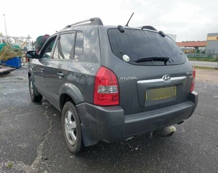 Серый Хендай Туксон, объемом двигателя 2 л и пробегом 245 тыс. км за 4112 $, фото 3 на Automoto.ua