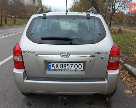 Сірий Хендай Туксон, об'ємом двигуна 2 л та пробігом 203 тис. км за 7700 $, фото 6 на Automoto.ua