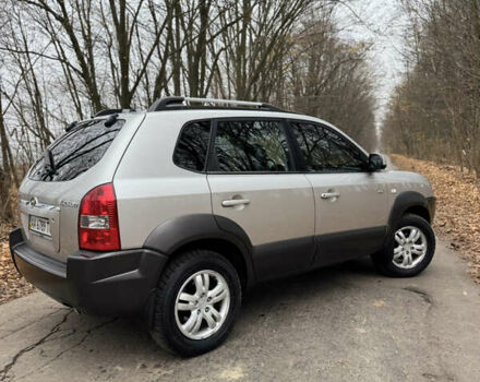 Серый Хендай Туксон, объемом двигателя 1.98 л и пробегом 269 тыс. км за 7100 $, фото 8 на Automoto.ua