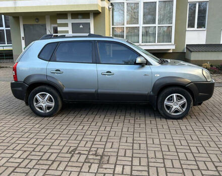 Серый Хендай Туксон, объемом двигателя 1.98 л и пробегом 269 тыс. км за 7500 $, фото 2 на Automoto.ua